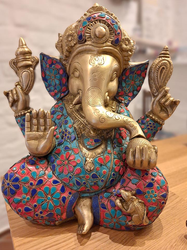 Vergoldete Ganesha-Figur mit bunter Verzierung im Prana Esoterik-Laden in Flensburg