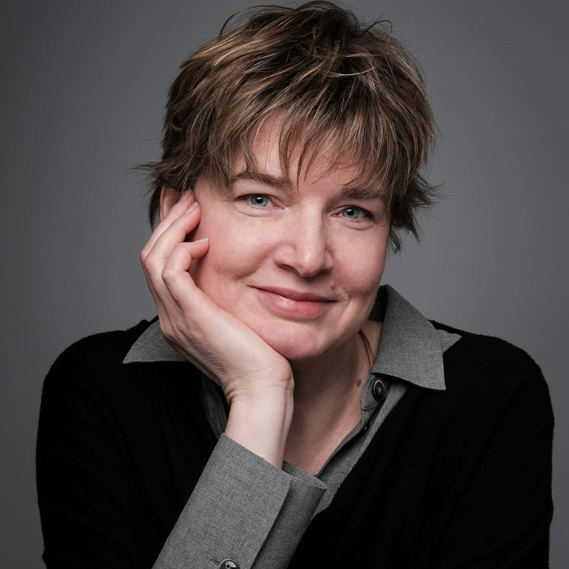 Verena Bäcker vom Team Prana – Schönes für die Sinne in Flensburg im Porträt mit grauem Hintergrund