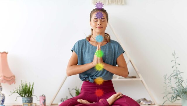 Frau in Meditationshaltung mit Chakra-Symbolen – Einführungskurs bei Prana