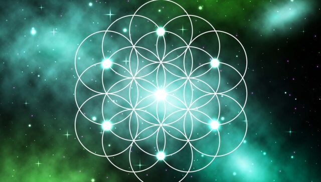 Blume des Lebens vor grün-leuchtendem Universum – Symbolik aus dem Kursangebot von Prana – Schönes für die Sinne in Flensburg