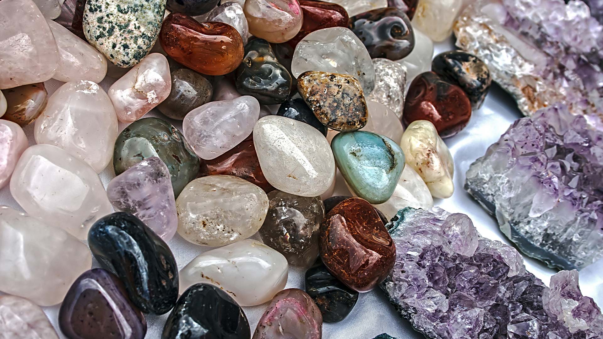 Trommelsteine und Amethyst-Drusen aus dem Kursangebot von Prana – Schönes für die Sinne in Flensburg